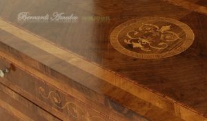 Riproduzione in stile classico Maggiolini di un cassettone in legno di noce intarsiato da camera o soggiorno